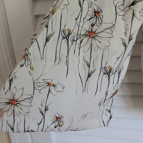 Gracia Floral Print Blouse - White with Daisies Small - Picture 6 of 7